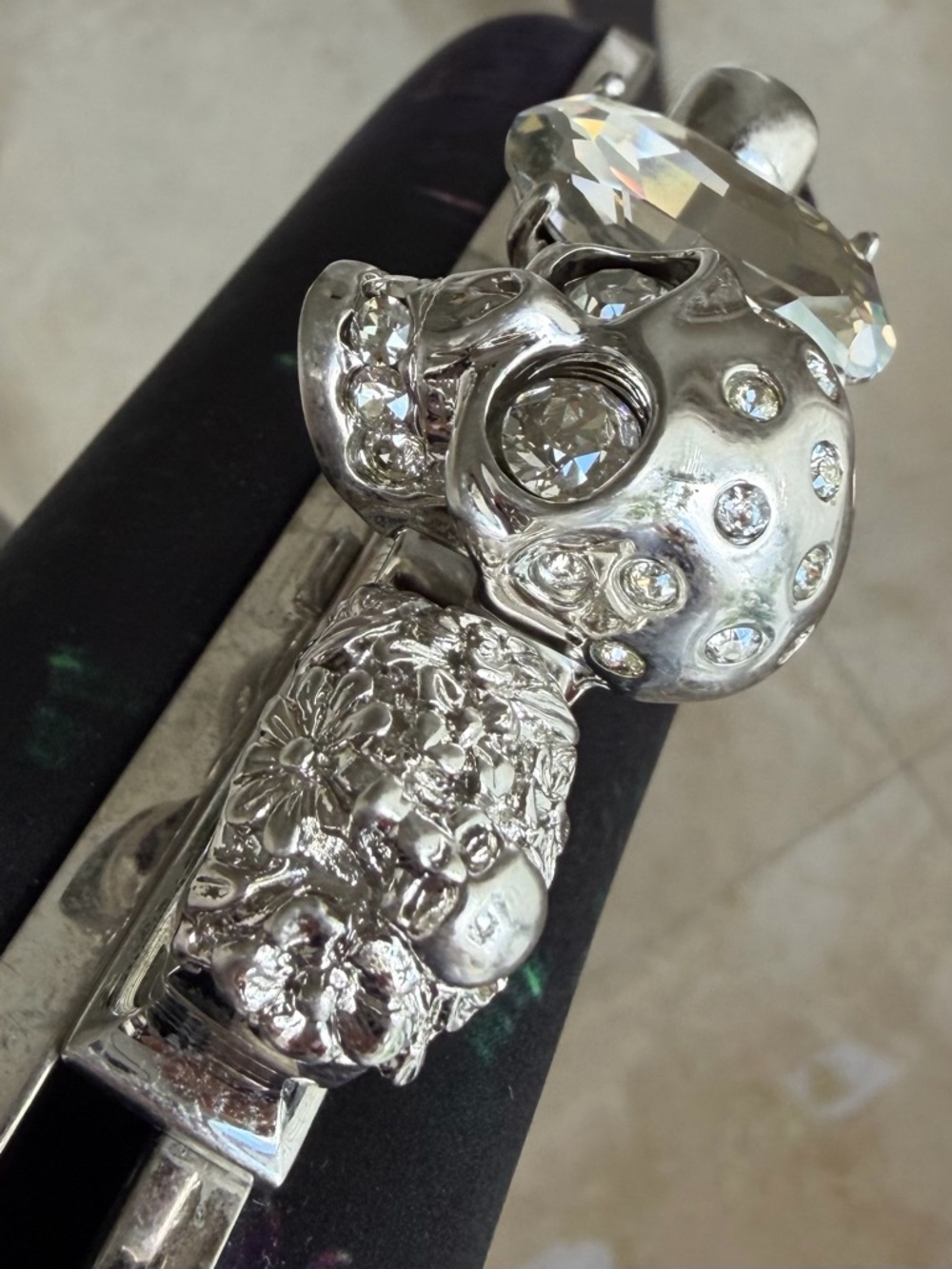 Alexander McQueen Silver Crystal Skull Four-Finger Ring Knuckle Satin Clutch - Picture 15 of 16